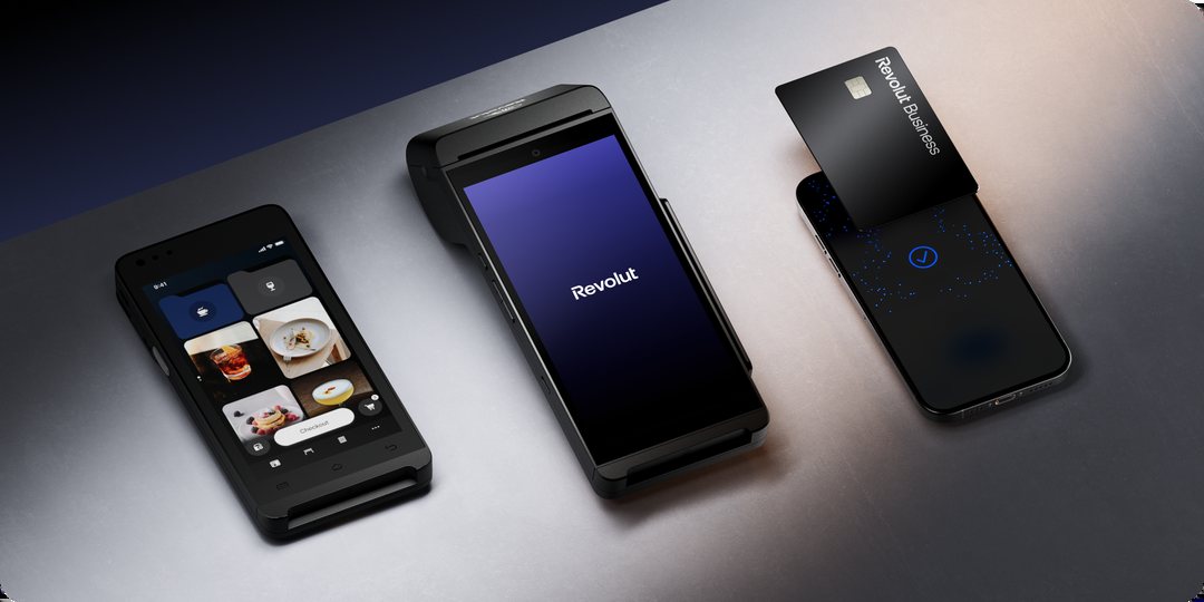 Trois appareils Revolut Business : terminal de commande, Revolut Terminal et paiement sans contact par carte